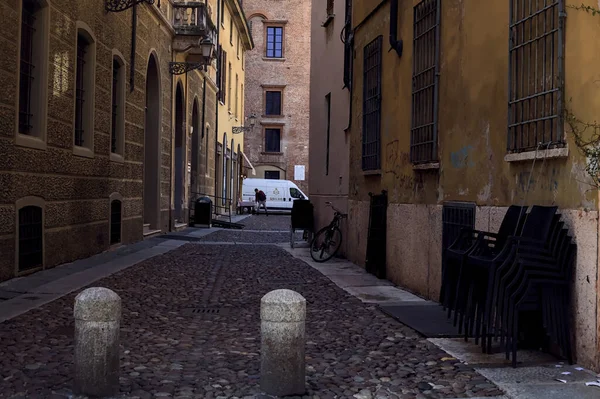 Στενό Δρομάκι Στη Σκιά Μια Ιταλική Πόλη — Φωτογραφία Αρχείου