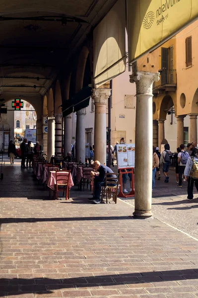 Veranda Met Etalages Voorbijgangers Een Italiaanse Stad Overdag — Stockfoto