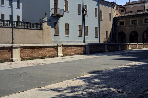 Passeio Com Lâmpadas Rua Uma Cidade Italiana Dia Ensolarado — Fotografia de Stock