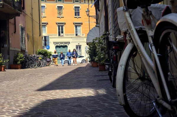 Brukowana Ulica Rowerami Motorowerami Słoneczny Dzień Włoskim Miasteczku — Zdjęcie stockowe