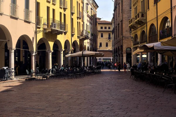 Náměstí Stoly Slunečníky Lemované Verandami Slunečného Dne Italském Městě — Stock fotografie