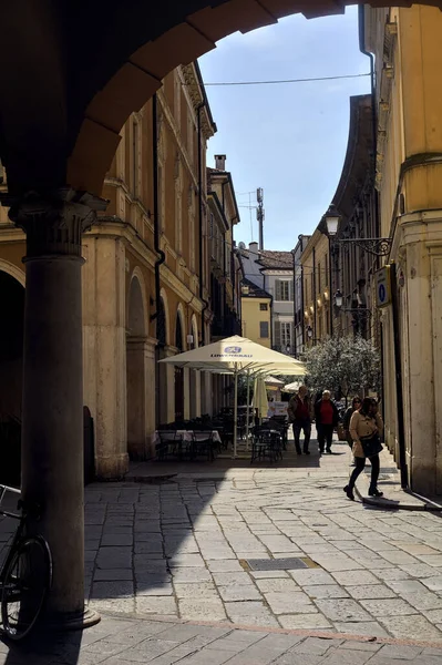Úzká Ulice Stínu Obchody Lidé Procházející Slunečný Den Italském Městě — Stock fotografie