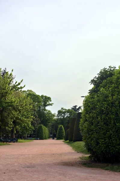 Gün Batımında Bir Talyan Kasabasında Halka Açık Bir Parkta Yol — Stok fotoğraf