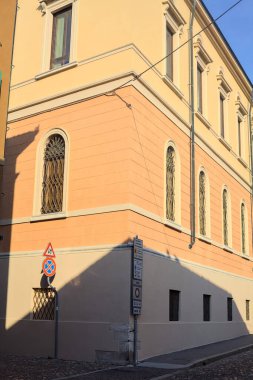 Gün batımında bir kasabanın sokaklarının kesiştiği bir binanın köşesinde.