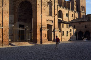 Gün batımında çan kulesi olan San Andrea Kilisesi 'nin köşesi ve köşesi.