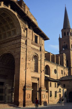 Gün batımında çan kulesi olan San Andrea Kilisesi 'nin köşesi ve köşesi.