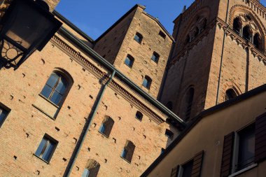 San Andrea kilisesinin çan kulesi gün batımında görüldü.