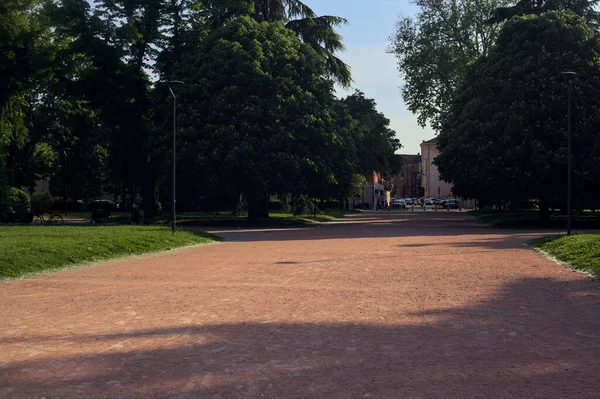 Grusväg Kantad Träd Och Gräsmattor Park Vid Solnedgången Italiensk Stad — Stockfoto