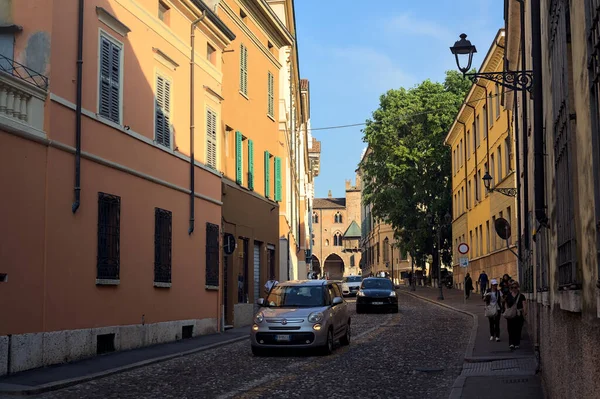 Straße Gesäumt Von Hohen Gebäuden Und Vorbeifahrenden Autos Einer Italienischen — Stockfoto