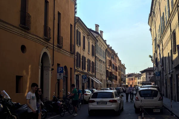 Magas Épület Által Határolt Utca Autók Haladnak Egy Olasz Városban — Stock Fotó