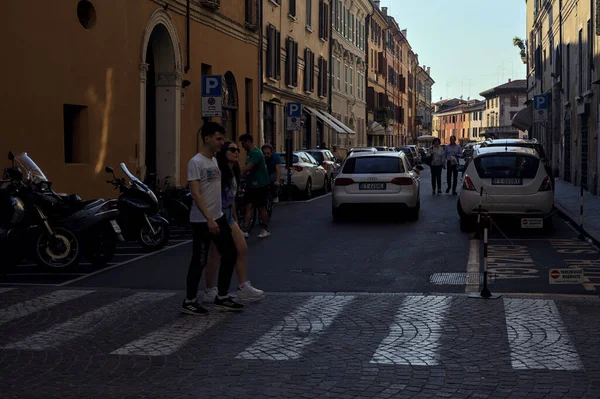 Улица Граничащая Высоким Зданием Автомобилями Проезжающими Итальянском Городе Закате — стоковое фото