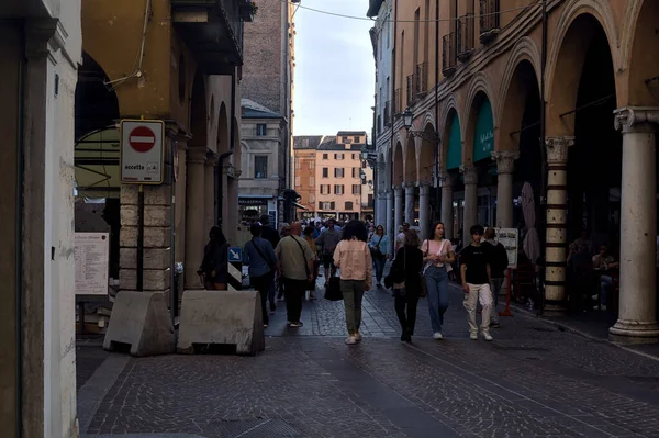 Gölgede Dar Kaldırımlı Bir Sokakta Insanlar Gün Batımında Bir Italyan — Stok fotoğraf