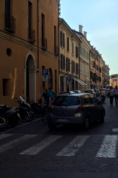 Rua Delimitada Por Edifício Alto Carros Passando Uma Cidade Italiana — Fotografia de Stock