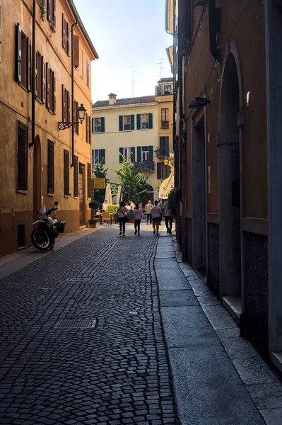 Rua Estreita Calçada Sombra Com Pessoas Passeando Uma Cidade Italiana — Fotografia de Stock