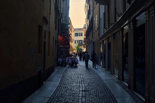 Calle Estrecha Empedrada Sombra Con Gente Paseando Por Una Ciudad — Foto de Stock