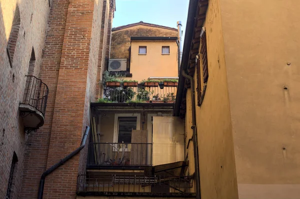 Kleiner Balkon Mit Topfpflanzen Einer Schattigen Gasse Einer Italienischen Stadt — Stockfoto