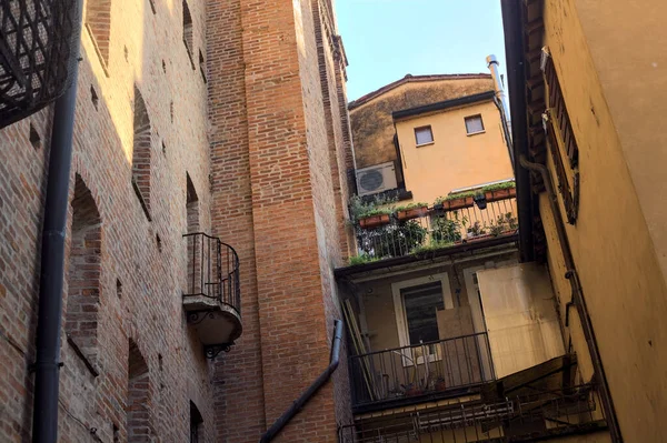 Klein Balkon Met Potplanten Een Schaduwrijk Steegje Een Italiaanse Stad — Stockfoto