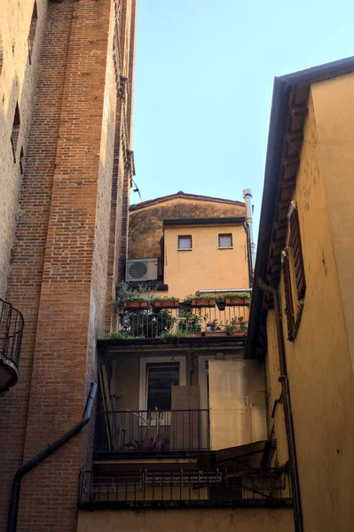 Malý Balkón Květinami Stinné Uličce Italském Městě Při Západu Slunce — Stock fotografie