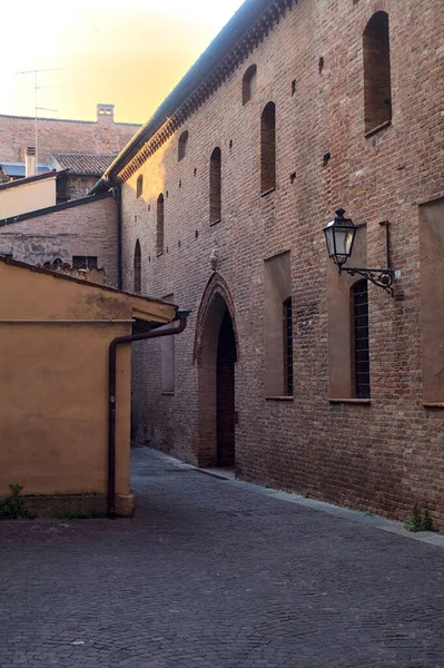 日没時にイタリアの町の歴史的建造物の間の日陰の狭い路地 — ストック写真