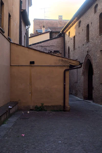 Wąska Uliczka Cieniu Pomiędzy Zabytkowymi Budynkami Włoskiego Miasta Zachodzie Słońca — Zdjęcie stockowe
