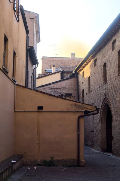 Enge Gasse Schatten Zwischen Historischen Gebäuden Einer Italienischen Stadt Bei — Stockfoto