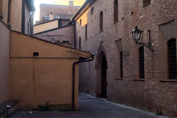 Szűk Sikátor Történelmi Épületek Árnyékában Egy Olasz Városban Naplementekor — Stock Fotó