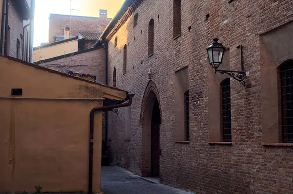 Smalle Steeg Schaduw Tussen Historische Gebouwen Een Italiaanse Stad Bij — Stockfoto