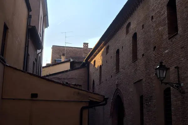Beco Estreito Sombra Entre Edifícios Históricos Uma Cidade Italiana Pôr — Fotografia de Stock