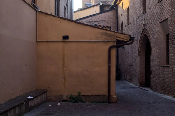 Szűk Sikátor Történelmi Épületek Árnyékában Egy Olasz Városban Naplementekor — Stock Fotó