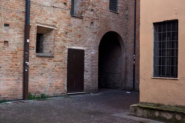 Úzká Ulička Stínu Mezi Historickými Budovami Italském Městě Při Západu — Stock fotografie