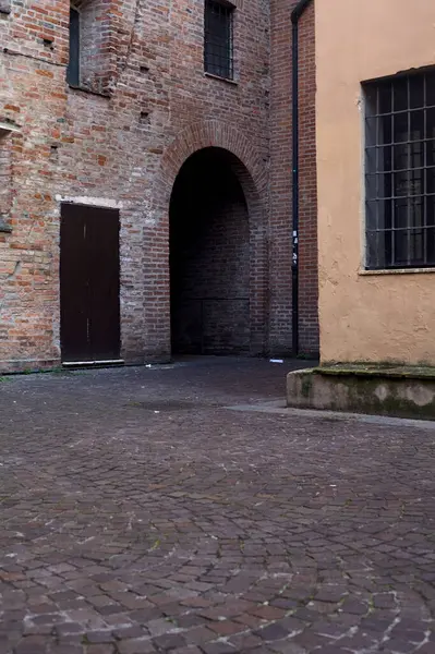 Узкая Аллея Тени Между Историческими Зданиями Итальянском Городе Закате — стоковое фото