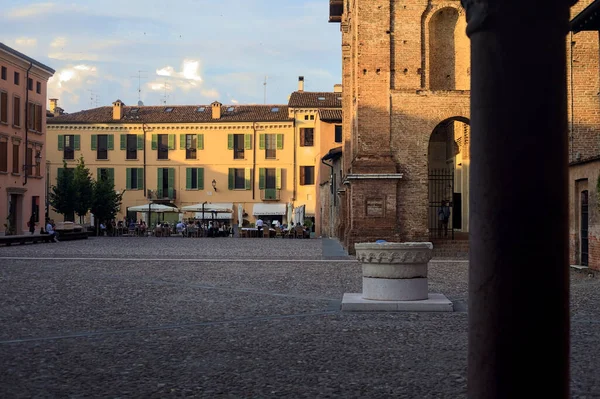 Cobbled Square Med Brunn Det Och Restauranger Andra Sidan Italiensk — Stockfoto