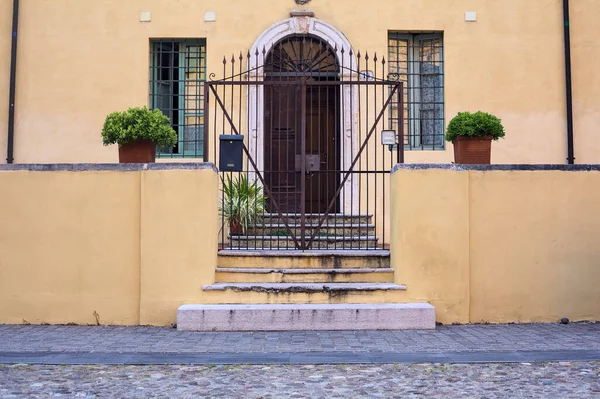 Door Gate Next Staircase Square Italian Town — Stock Photo, Image