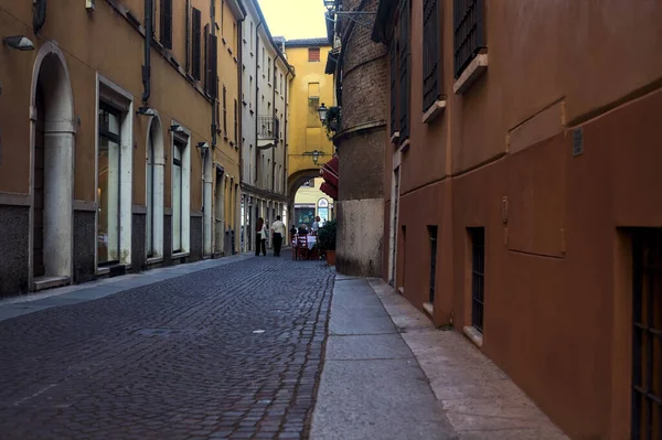 Узкая Мощеная Улица Тени Людьми Прогуливающимися Итальянском Городе Закате — стоковое фото