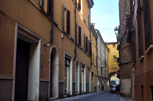 Smalle Geplaveide Straat Schaduw Met Mensen Wandelen Een Italiaanse Stad — Stockfoto