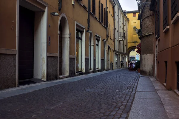 Úzká Dlážděná Ulice Stínu Lidmi Procházejícími Italském Městě Při Západu — Stock fotografie