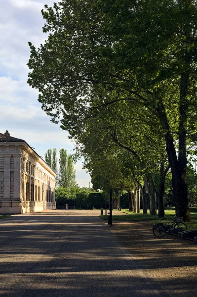 Ścieżka Parku Obok Pałacu Włoskim Miasteczku Zachodzie Słońca — Zdjęcie stockowe