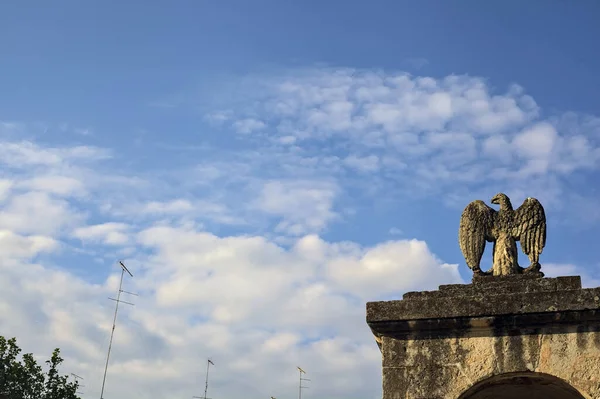 Statua Dell Aquila Cancello Con Cielo Blu Come Sfondo Tramonto — Foto Stock