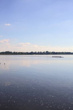 Gün batımında gölde Kano