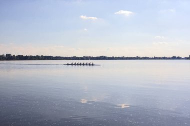 Gün batımında gölde Kano