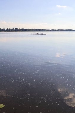Gün batımında gölde Kano