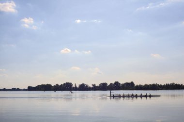 Gün batımında gölde Kano