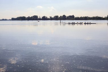 Gün batımında gölde Kano