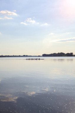 Gün batımında gölde Kano