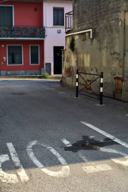 İtalya 'nın kırsal kesimindeki bir köyün gölgesinde.