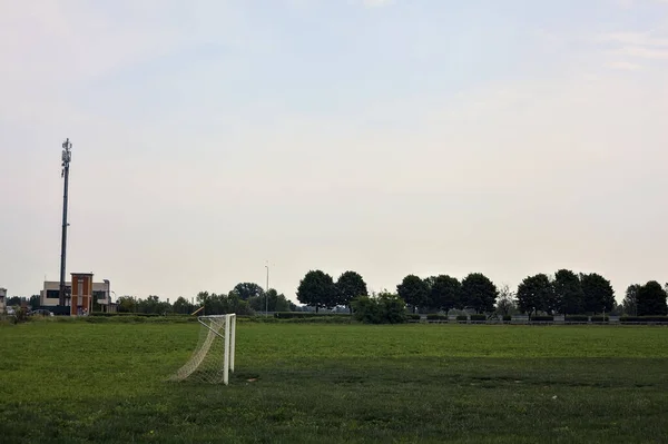 Γήπεδο Ποδοσφαίρου Γκολ Γήπεδο Και Δρόμο Απόσταση Μια Συννεφιασμένη Μέρα — Φωτογραφία Αρχείου