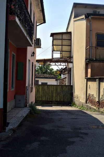 Elhagyott Raktár Kapukkal Lezárva Egy Sikátorban Egy Napsütéses Napon Olasz — Stock Fotó