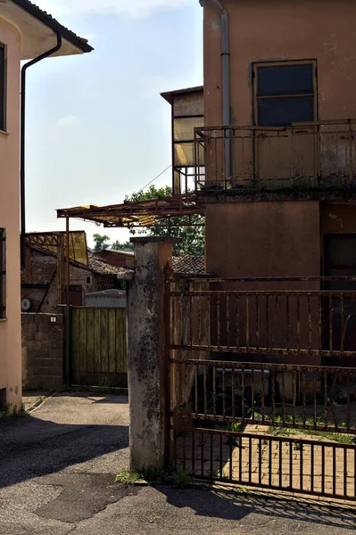 Almacén Abandonado Bloqueado Por Puertas Callejón Día Soleado Campo Italiano — Foto de Stock