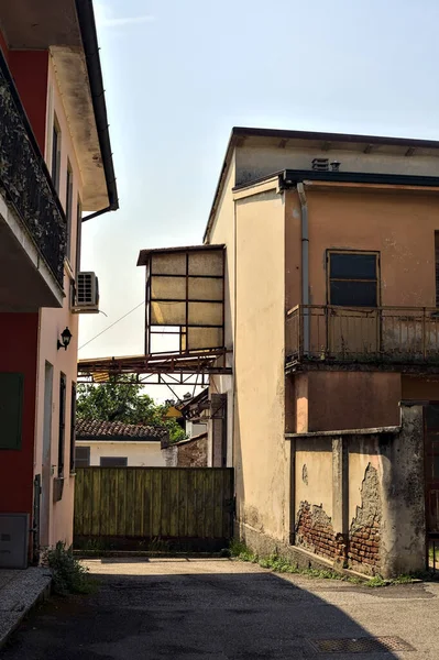 意大利乡间阳光明媚的一天 被遗弃的仓库被巷子里的大门堵塞了 — 图库照片