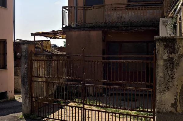 Εγκαταλελειμμένη Αποθήκη Μπλοκαρισμένη Από Πύλες Ένα Σοκάκι Μια Ηλιόλουστη Μέρα — Φωτογραφία Αρχείου